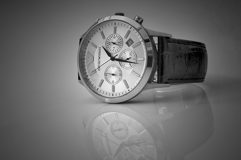 analog-watch-black-and-white-reflection-125779.jpg